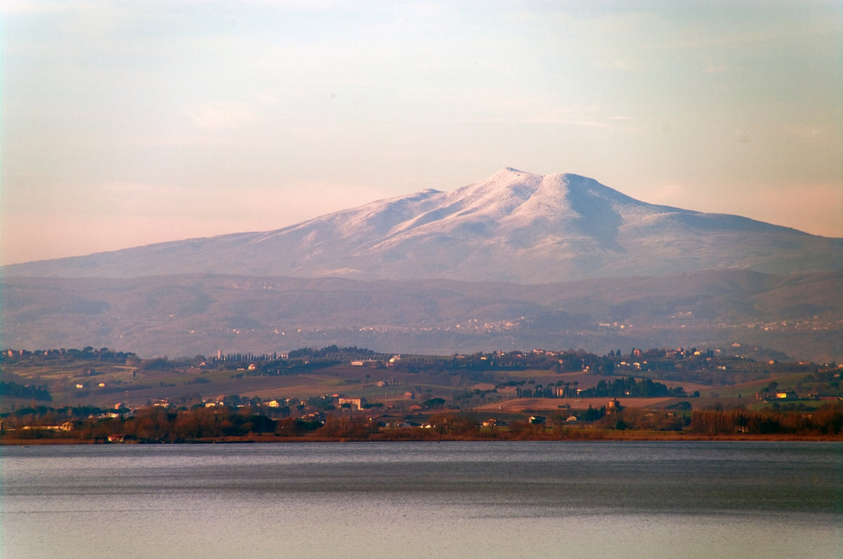 Bild des erloschenen Vulkans Monte Amiata vor der toskanischen Mittelmeerküste